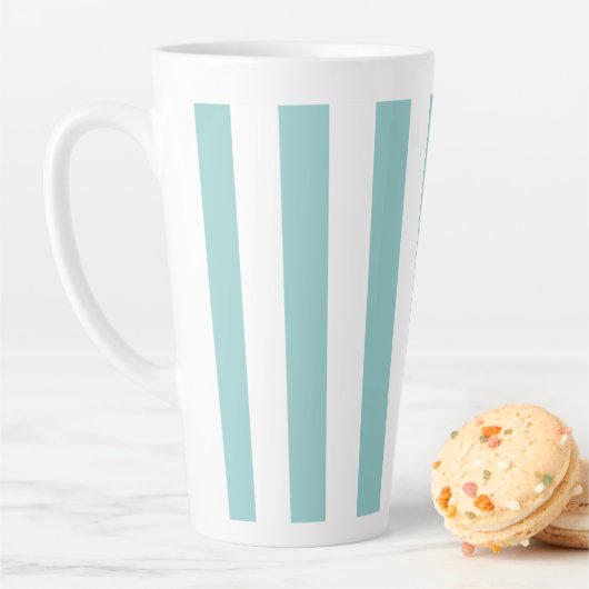 Tasse Latte Rayures verticales sarcelle clair et blanc (En situation)