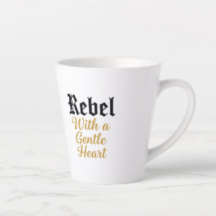 Tasse Latte Rebel avec une conception douce de la typographie 