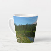 Tasse Latte Réflexion du lac Rainier avec Fleurs sauvages (Angle gauche)