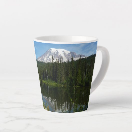 Tasse Latte Réflexion du lac Rainier avec Fleurs sauvages (Angle droit)