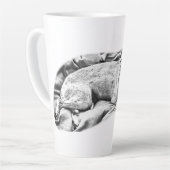 Tasse Latte Regarder Le Lit, Terrier Sur Garde (Angle gauche)