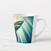 Tasse Latte Requin dans la mer bleue profonde & soleil (Droite)