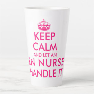 Tasse Latte Restez calme et laissez l'infirmière RN gérer drôl