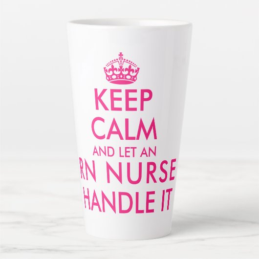 Tasse Latte Restez calme et laissez l'infirmière RN gérer drôl (Devant)