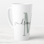 Tasse Latte Rêve de positivité Gros Sage Green Monogramme init (Angle gauche)