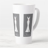Tasse Latte Robe blanche élégante sur gris - Conception simple (Angle droit)
