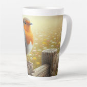 Tasse Latte Robin européen perché sur une clôture rustique (Angle droit)