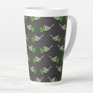 Tasse Latte Robin mignon avec Shamrock en caricature