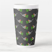 Tasse Latte Robin mignon avec Shamrock en caricature (Devant)