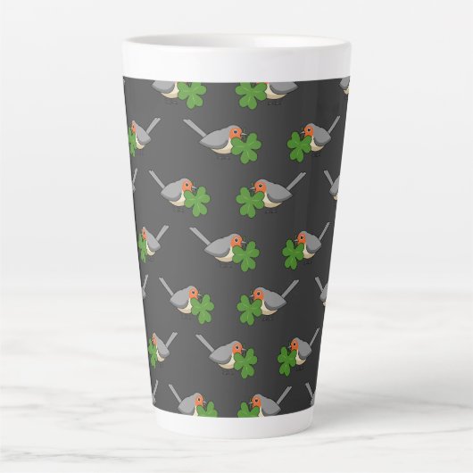 Tasse Latte Robin mignon avec Shamrock en caricature (Devant)