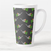 Tasse Latte Robin mignon avec Shamrock en caricature (Droite)