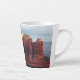 Tasse Latte Roche à café nuageux à Sedona Arizona