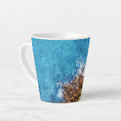 Tasse Latte Rochers dans la mer, vue au-dessus 1 (Angle gauche)