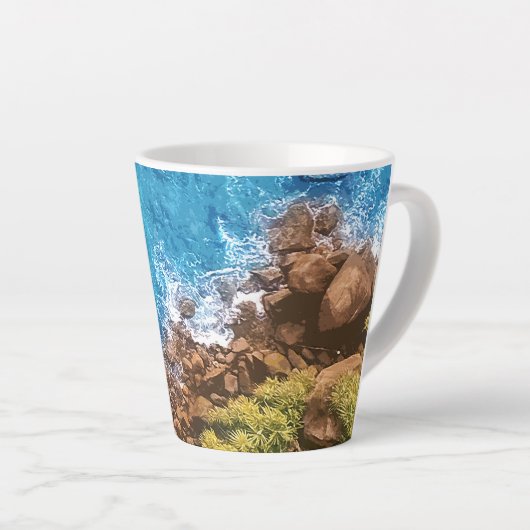 Tasse Latte Rochers dans la mer, vue au-dessus 1 (Angle droit)