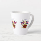 Tasse Latte Roi Charles III Couronne de couronnement et drapea (Angle droit)