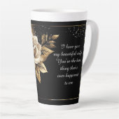Tasse Latte Rose blanche élégante et design or (Angle droit)