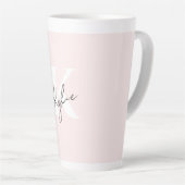 Tasse Latte Rose Blush moderne Nom du monogramme personnalisé (Angle droit)