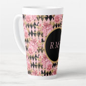 Tasse Latte Roses roses sur le Monogramme arlequin (Angle gauche)