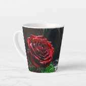 Tasse Latte Roses rouges fantaisistes devant une cascade  (Angle gauche)