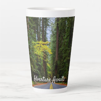 Tasse Latte Route Directe À Travers La Forêt De Redwood Misty