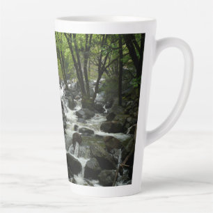 Tasse Latte Ruisseau Bridalveil dans le parc national de Yosem