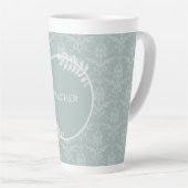 Tasse Latte Sage Green Elegant Damask Personnalisé (Angle droit)