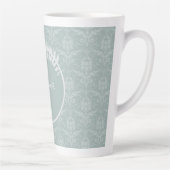Tasse Latte Sage Green Elegant Damask Personnalisé (Droite)