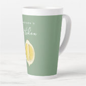Tasse Latte Sage Green & Lemon Script Cuisine Nom personnalisé (Angle droit)