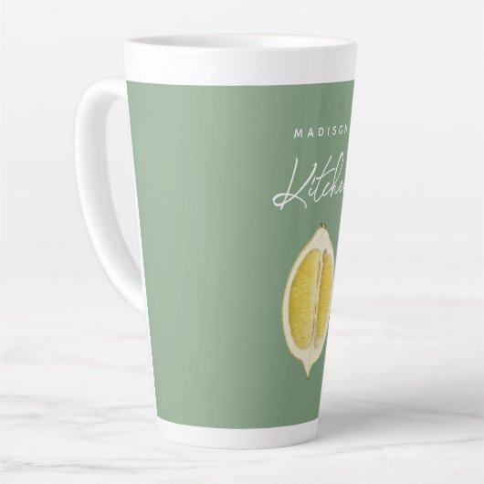 Tasse Latte Sage Green & Lemon Script Cuisine Nom personnalisé (Angle gauche)