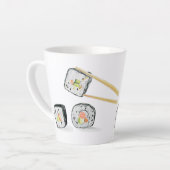Tasse Latte Saumon Sushi Rolls Avec Baguettes (Angle gauche)