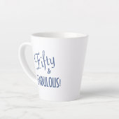 Tasse Latte Script bleu chic Cinquante et FABULEUX! Anniversai (Angle gauche)