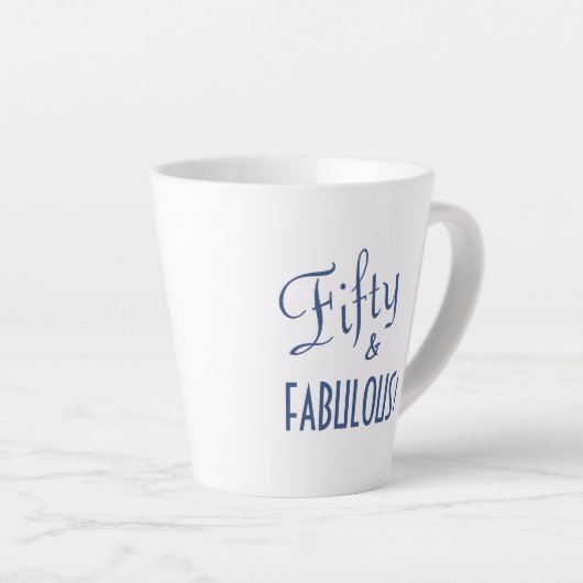 Tasse Latte Script bleu chic Cinquante et FABULEUX! Anniversai (Angle droit)