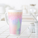 Tasse Latte Script de nom des gouttes rose holographique<br><div class="desc">Un arrière - plan holographique branché aux couleurs pastel unicorne et arc-en-ciel rose, violet, vert menthe. Décoré avec des gouttes de rose et de violet. Personnalisez et ajoutez un nom, écrit avec un script de style à la main moderne avec des swashes. Lettres violettes. Pour que les swashes ne suppriment...</div>