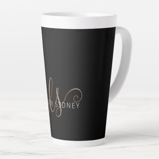 Tasse Latte Script féminin Black Gold moderne Monogramme (Angle droit)
