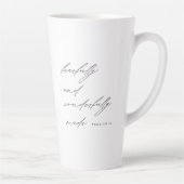Tasse Latte Script Moderne Avec Peur & Merveilleux Café Fabriq (Droite)