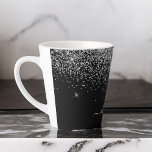 Tasse Latte Script Monogram Girly Name<br><div class="desc">Parties scintillant à étincelles noir et argent Script Monogramme Nom Tasse de café en latte. Cela rend le cadeau parfait pour 16 ans,  mariage,  douche nuptiale,  anniversaire,  baby shower ou bachelorette pour quelqu'un qui aime le luxe glam et les styles chic.</div>