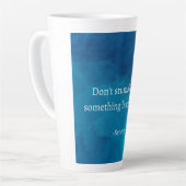 Tasse Latte Seneca : Concentrons-nous sur l'avenir, ne tombez  (Angle gauche)