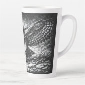Tasse Latte Sentinelle Hibou ailé par BurnsInHell (Droite)
