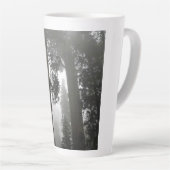 Tasse Latte Séquoia géantes dans le brouillard, CA (Angle droit)