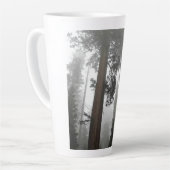 Tasse Latte Séquoia géantes dans le brouillard, CA (Angle gauche)