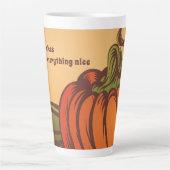 Tasse Latte Seul citrouille sur le terrain. Les feuilles d'aut (Devant)