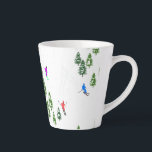 Tasse Latte Skieurs alpins Freeride Illustration<br><div class="desc">skieur d'hiver cool design motif avec skieurs skieurs sur les pistes de la station de ski alpin parmi des sapins enneigés dans les alpes. Les skieurs freeride portent des combinaisons de ski rétro vintages et colorées, descendent en ski avec des skis sur un arrière - plan de paysage de montagne...</div>