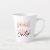 Tasse Latte Slogan hippie des années 70 de Good Vibes (Droite)