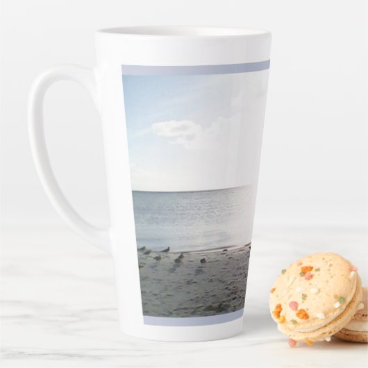 Tasse Latte Soleil Gloire À La Plage (En situation)