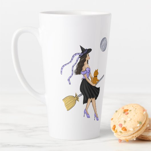 Tasse Latte Sorcière avec un chat orange sur un Broomstick (En situation)