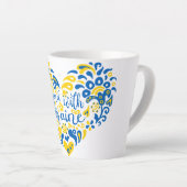 Tasse Latte Soyez avec l'Ukraine lettrage et coeur (Angle droit)