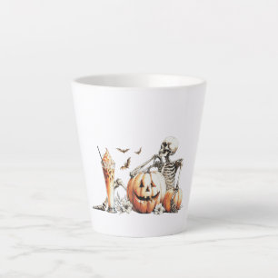 Tasse Latte Squelette avec citrouille et boire. Halloween.