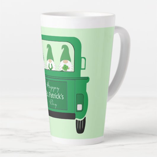 Tasse Latte St Patrick's Day Gnomes dans un camion (Angle droit)