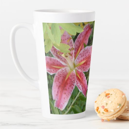 Tasse Latte Stargazer Lilies Jardin Floral (En situation)