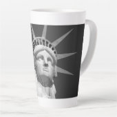 Tasse Latte Statue noire et blanche de la Liberté (Angle droit)